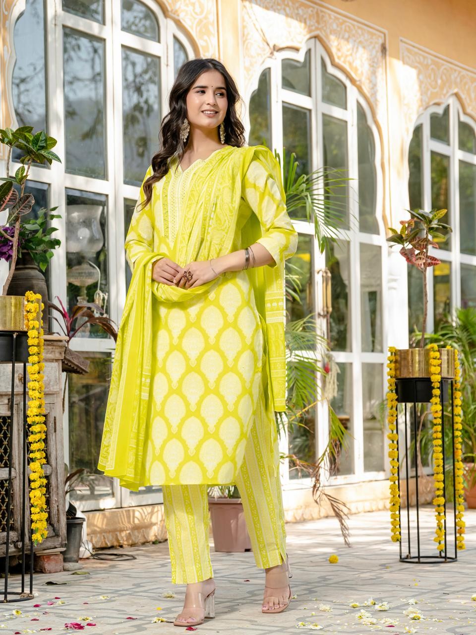 Women Floral Print Kurta Pant & Dupatta Set ( Light Green )