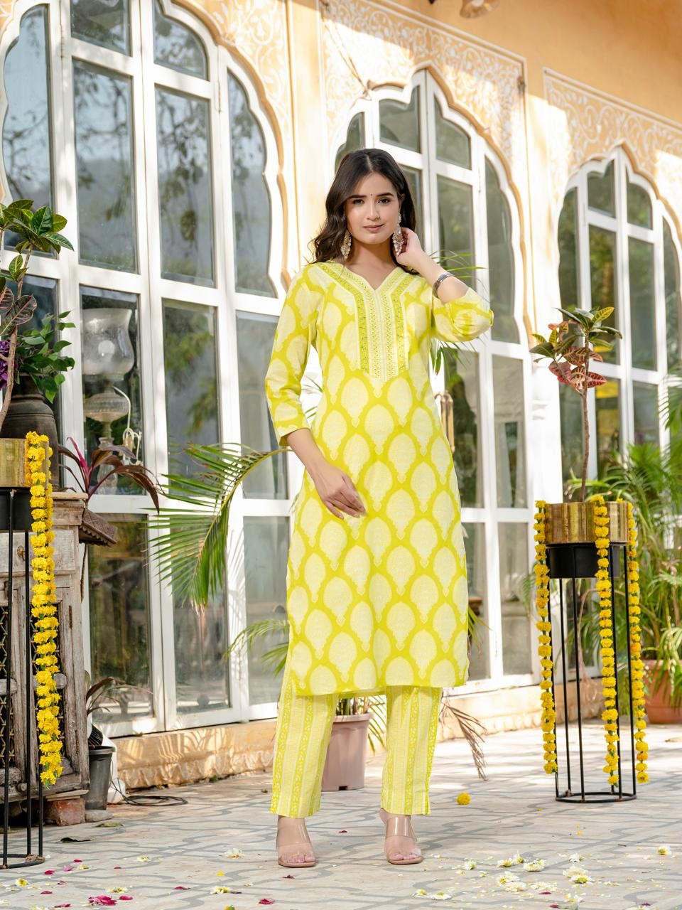 Women Floral Print Kurta Pant & Dupatta Set ( Light Green )